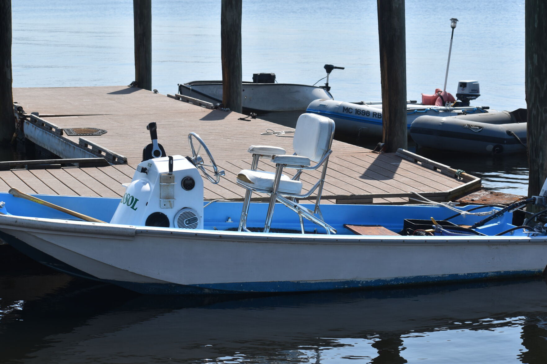 Boat at dinghy dock lacking registration on port side